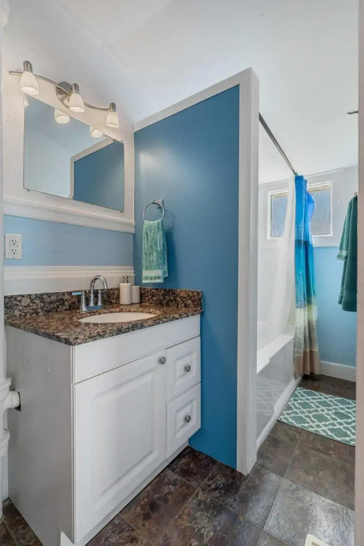 Dino Cave l Walk to Downtown l Fire Pit & BBQ I TV