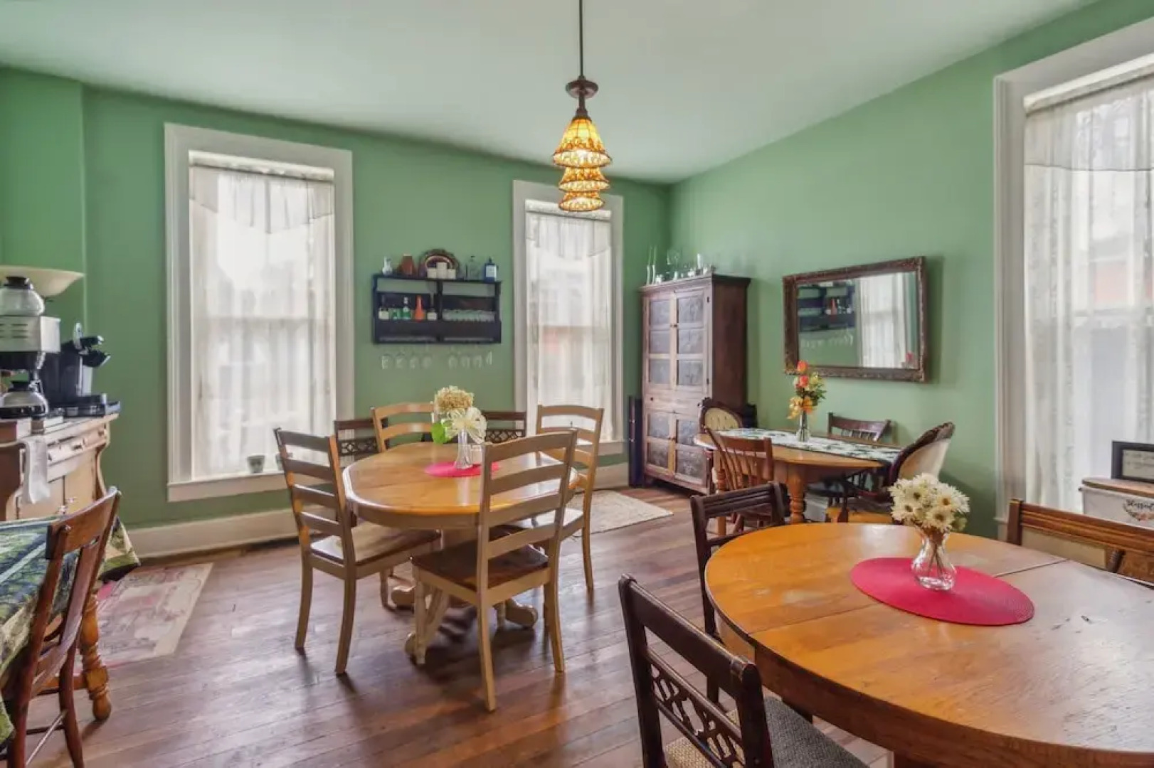 America Room 1 Bedroom by Main Street Bed & Breakfast