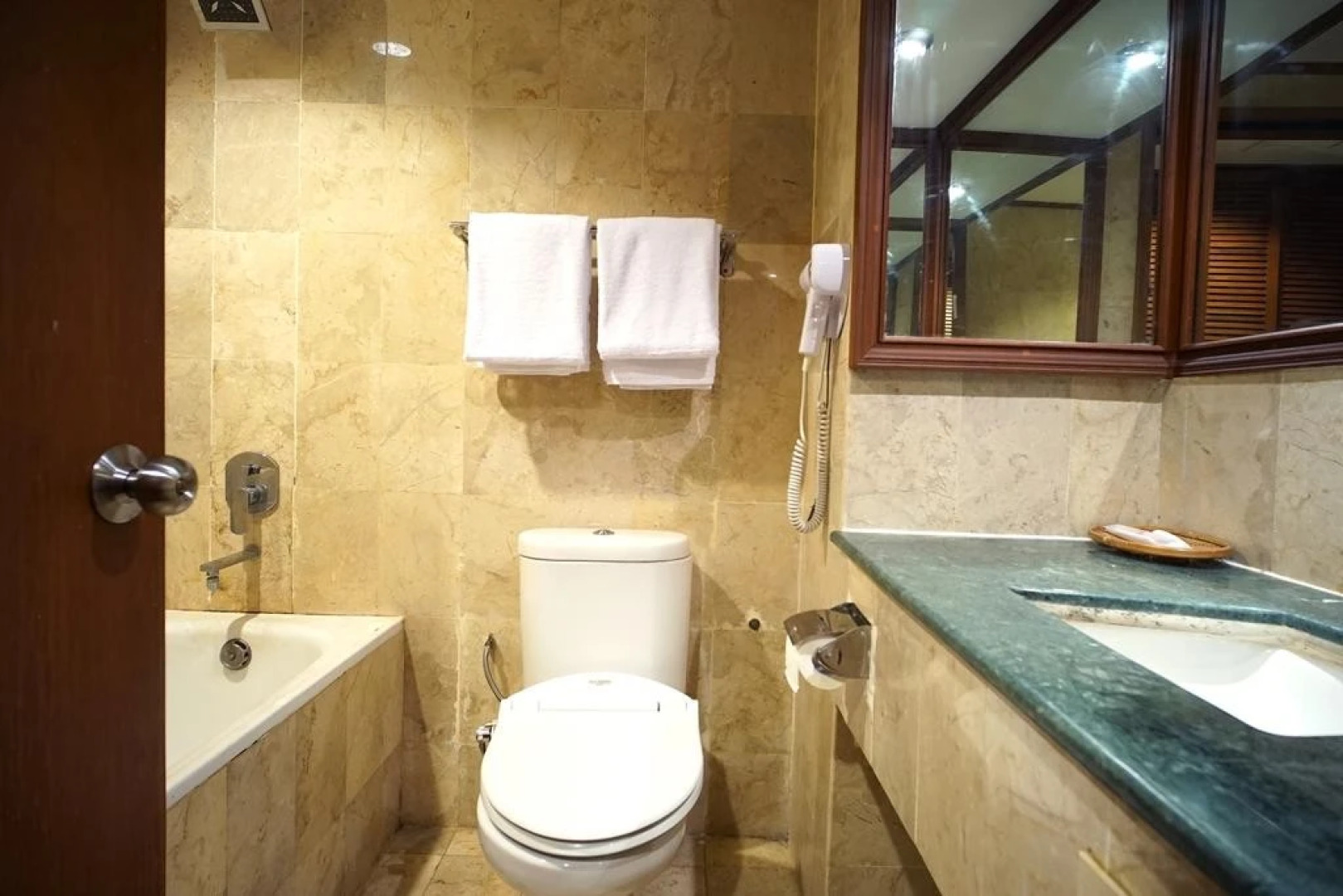 Benakutai Hotel and Apartemen