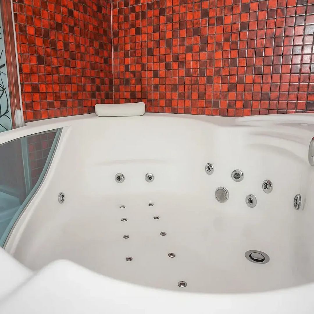 Luxe 2 BR with Jetted Tub and Pool