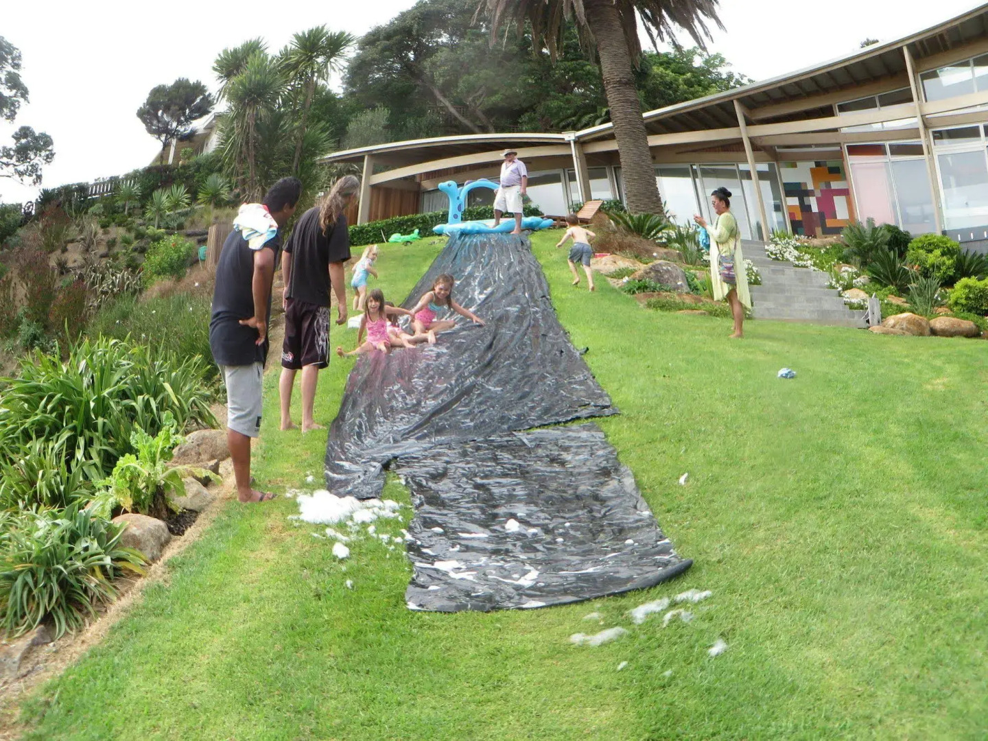 Cable Bay Stays – Golden Sand and Driftwood Beachfront Accommodation