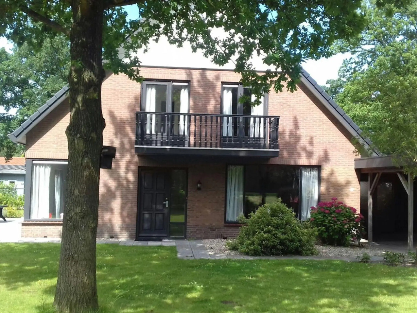 Comfortable villa with a dishwasher, near a national park