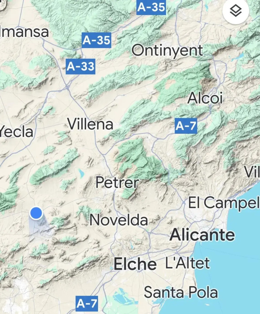 Self Catering Garden Apartment with a Private Garden and Shared Pool