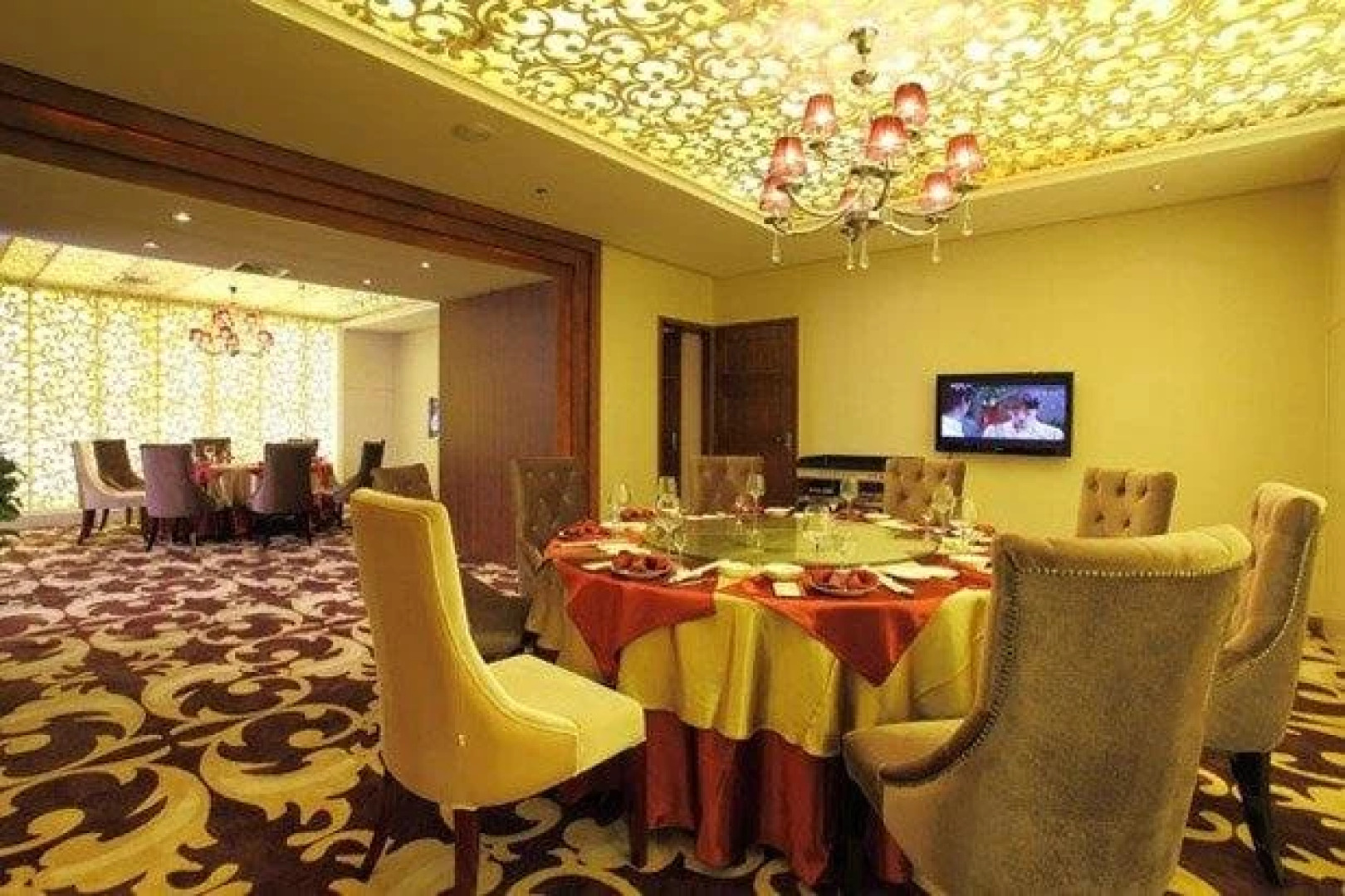 Xinyang East Earl Hotel