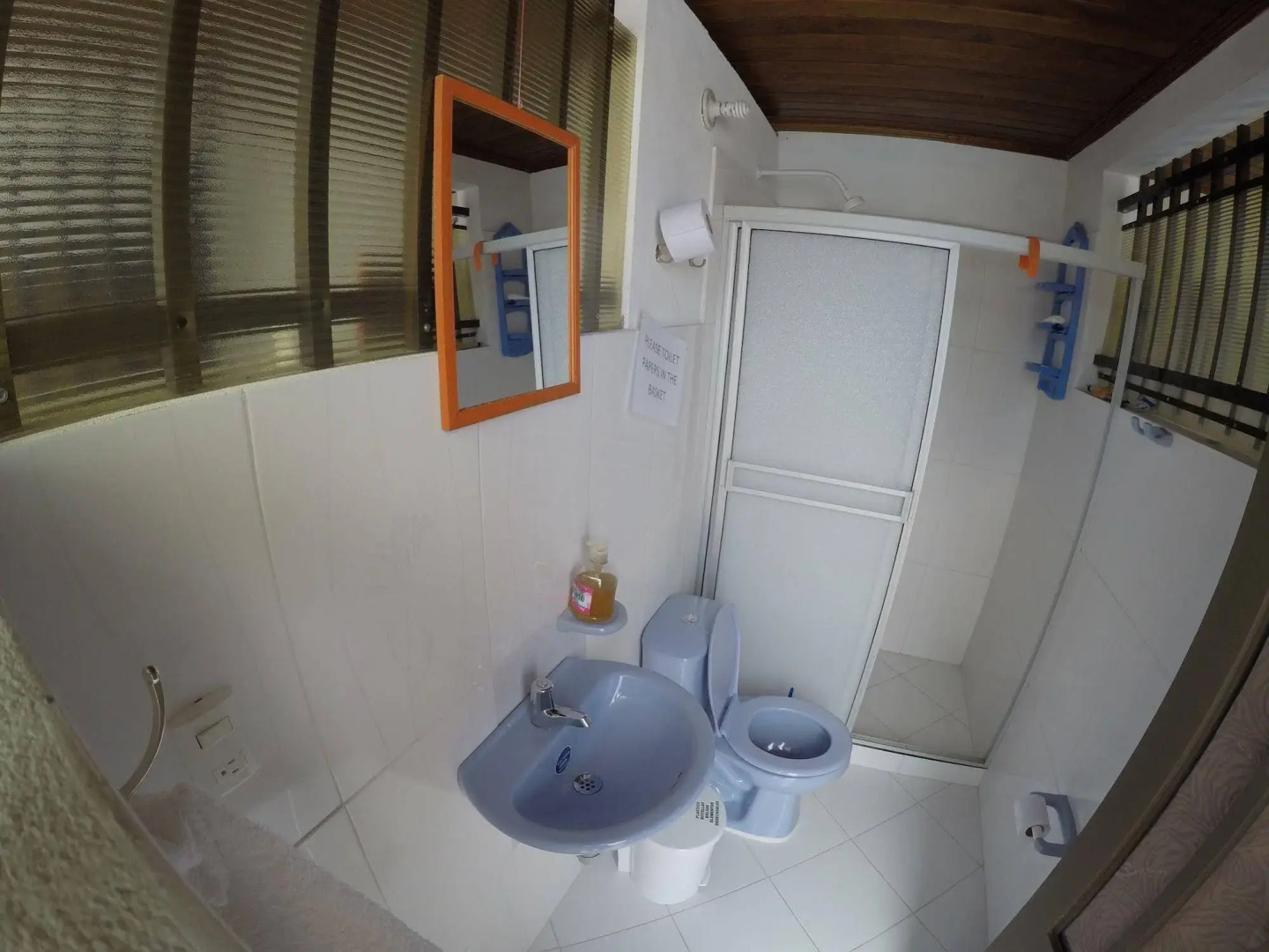 Leticias Guest House - Hostel