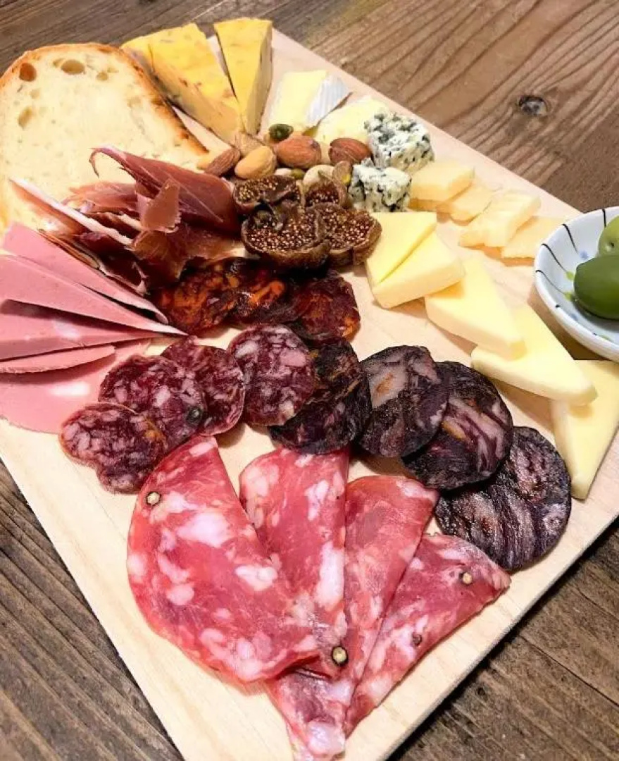 Okiya Guest House & Tapas Bar