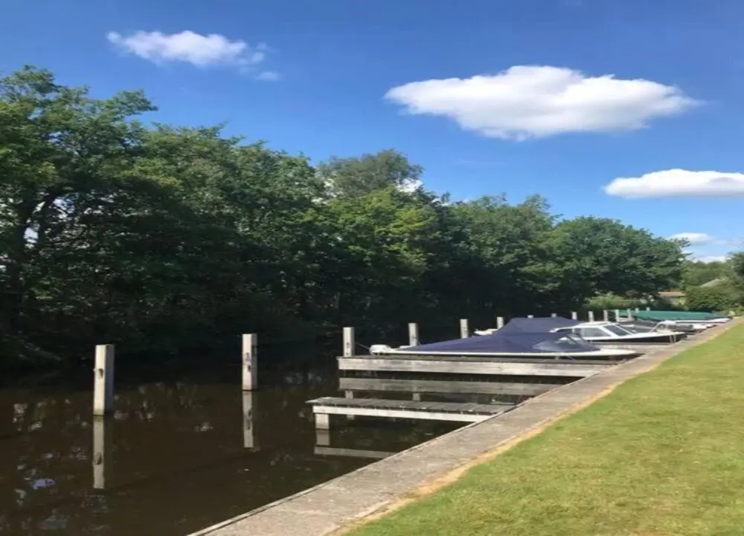 Tranquil Lakeside Stay for 4 Guests