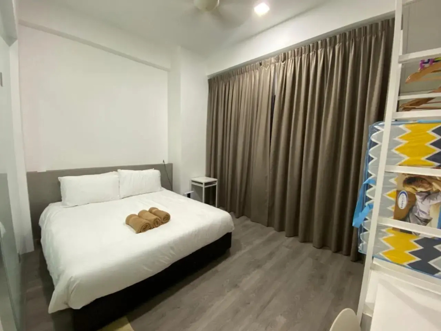 2 bedrooms surrounding natural View and pool