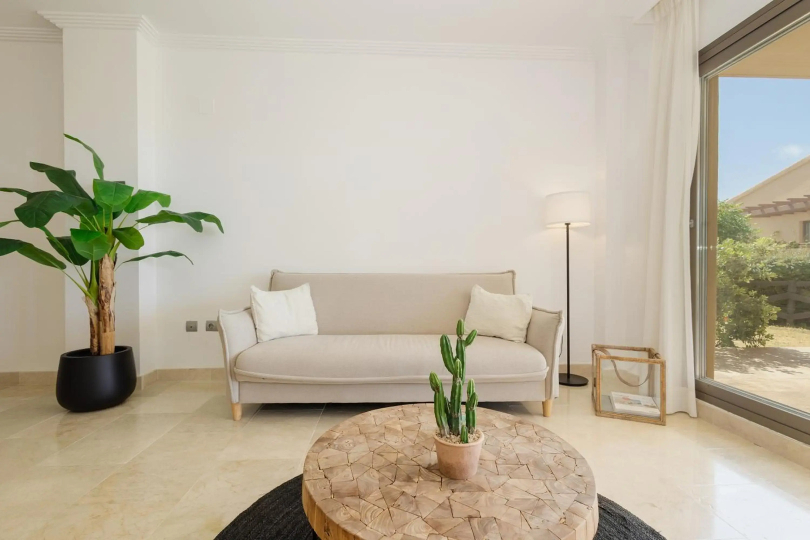 Modern and luxurious holiday home with sea views in Benahavís