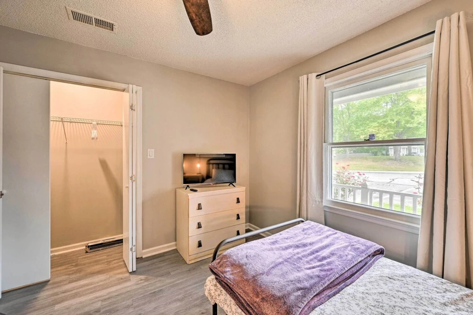 Lovely High Point Abode ~ 2 Mi to University!