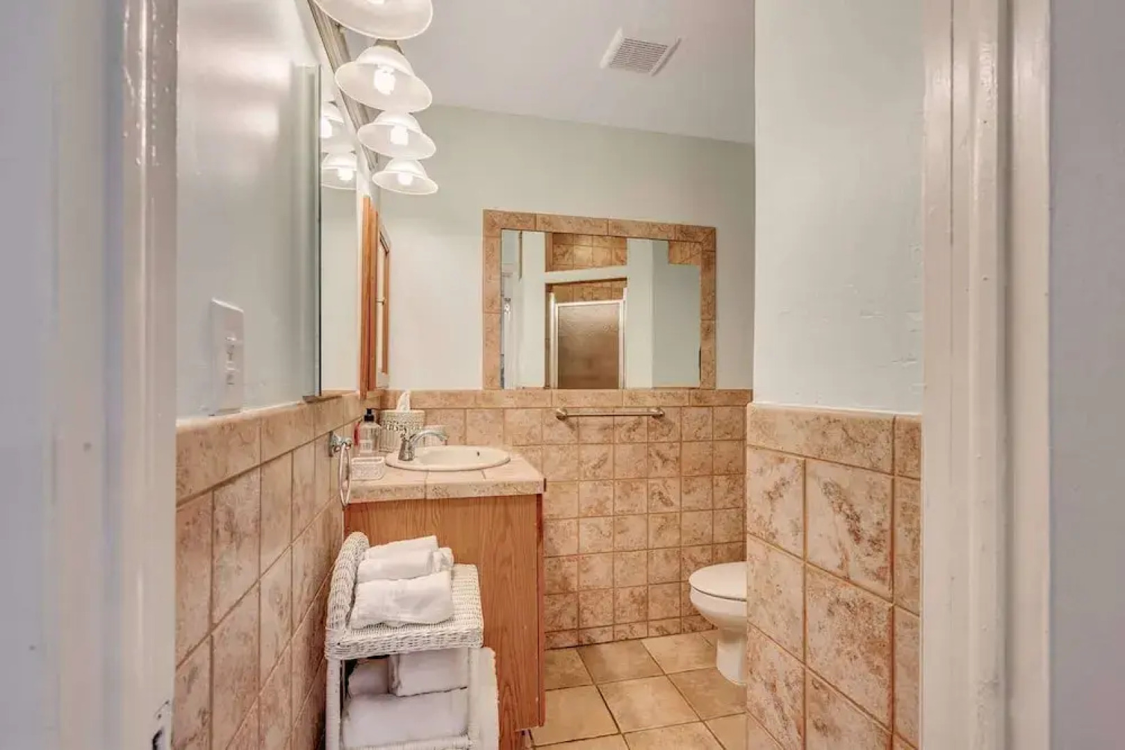 The Secret Garden - The Cottage Near Beach, Shops, Restaurants, Pet Friendly, Close to Lucerne Ave!