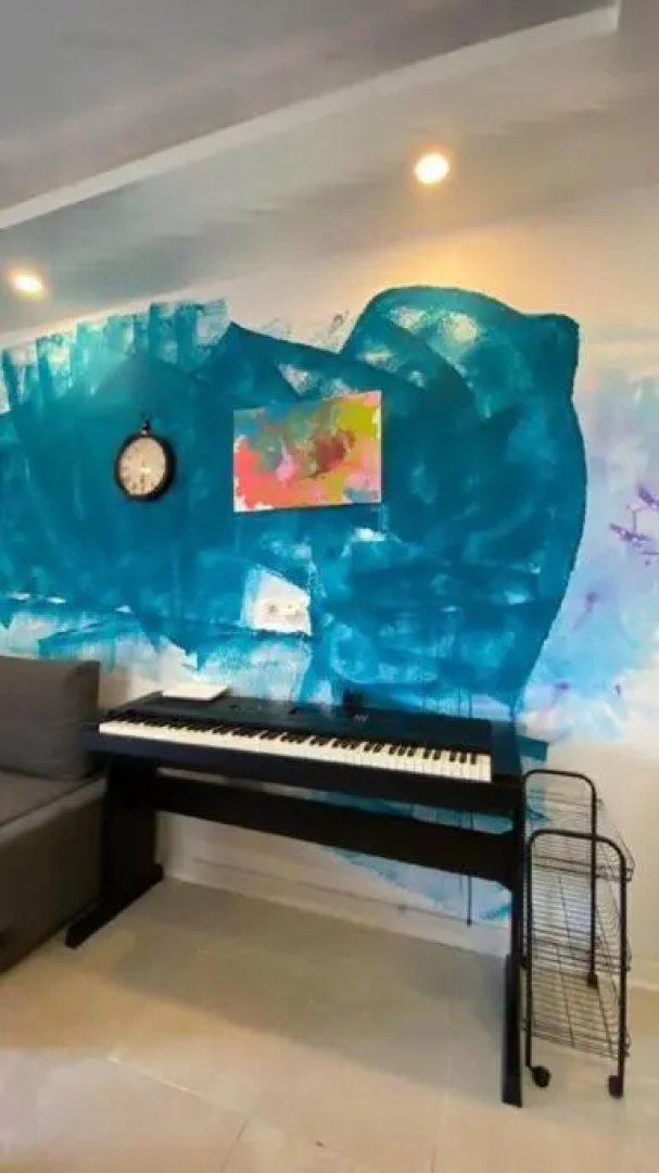Artist's house with wide garden, piano and bike