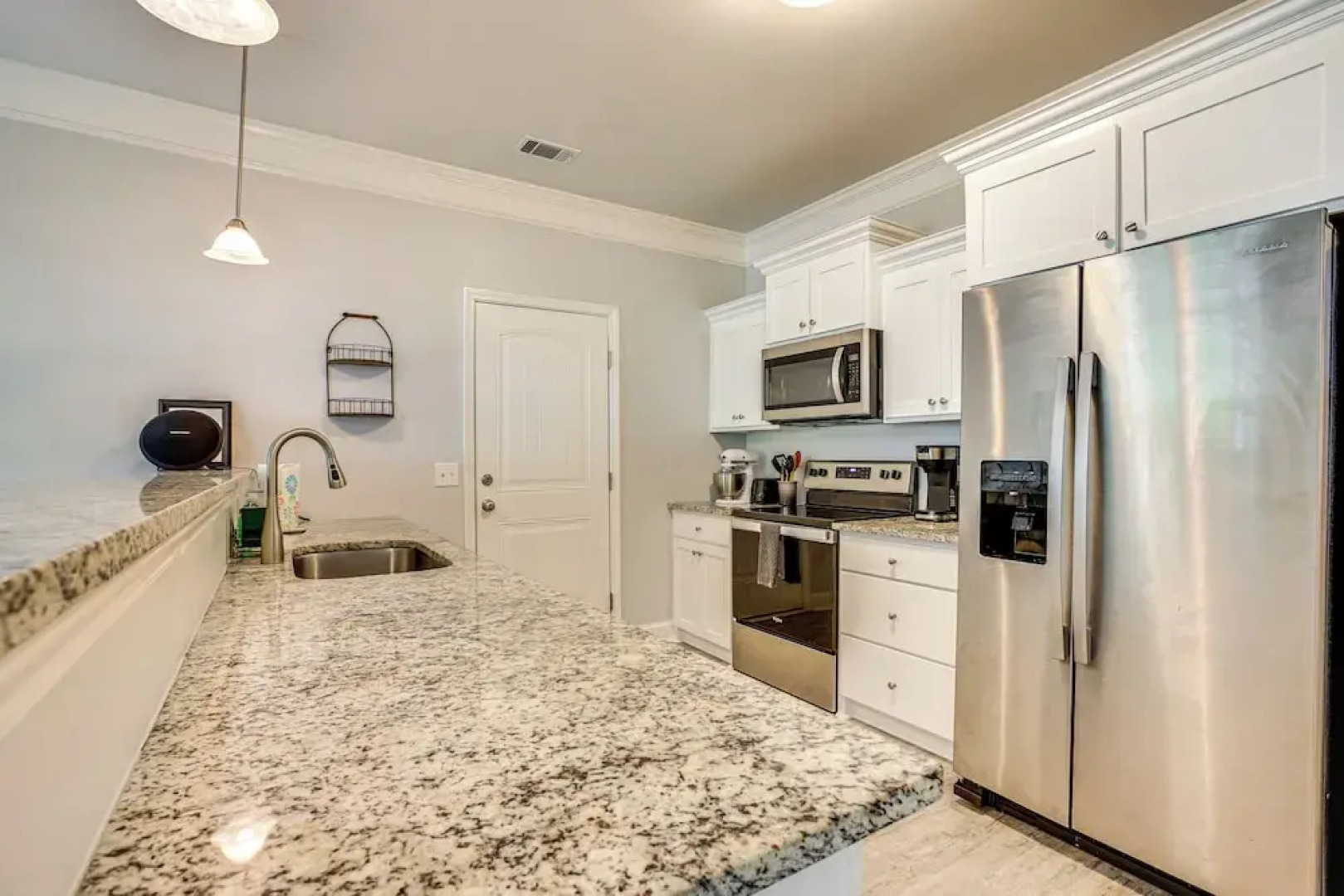 1 Mi to Riverfront: Darien Family Home