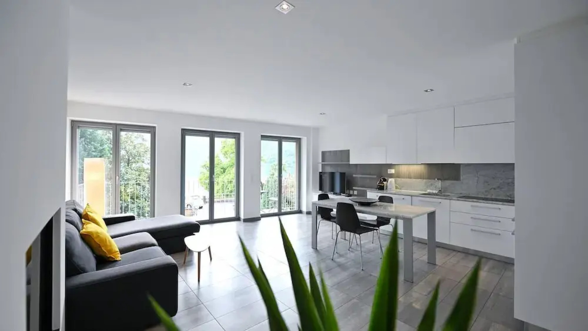 Sunny Suite With Lake View