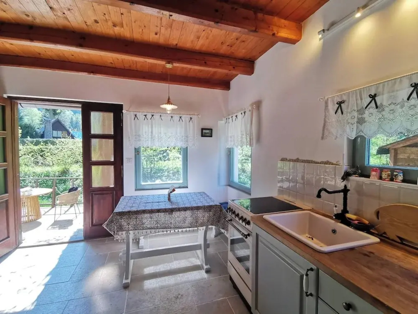 Sunny Wooden House on Creek, 30 Minutes Prague