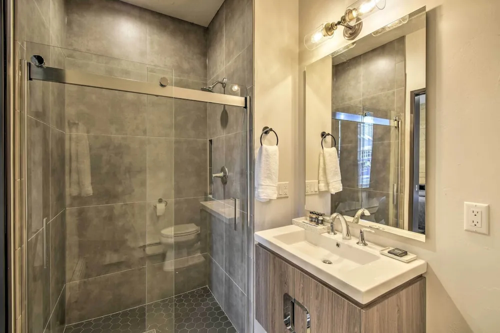 Elkhart Lake Townhome - 3 Mi to Road America!