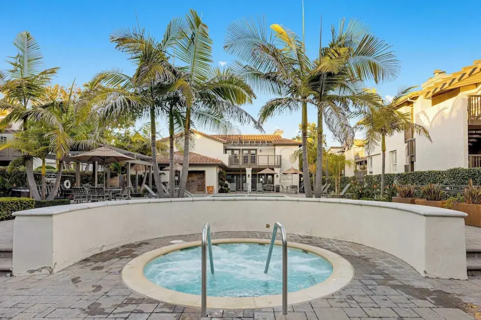 Walk to Beach Pool, Hot Tub, Private Patio, Parking Seabreeze Retreat