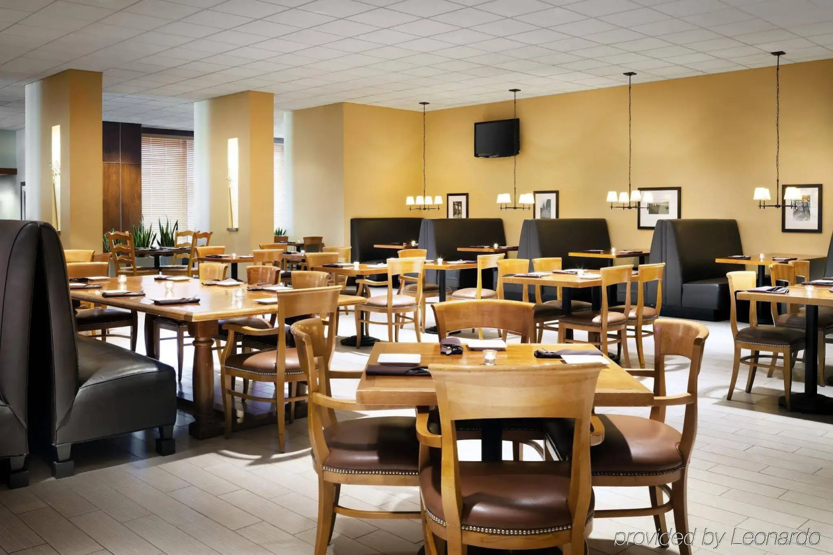 Sheraton Milwaukee Brookfield Hotel