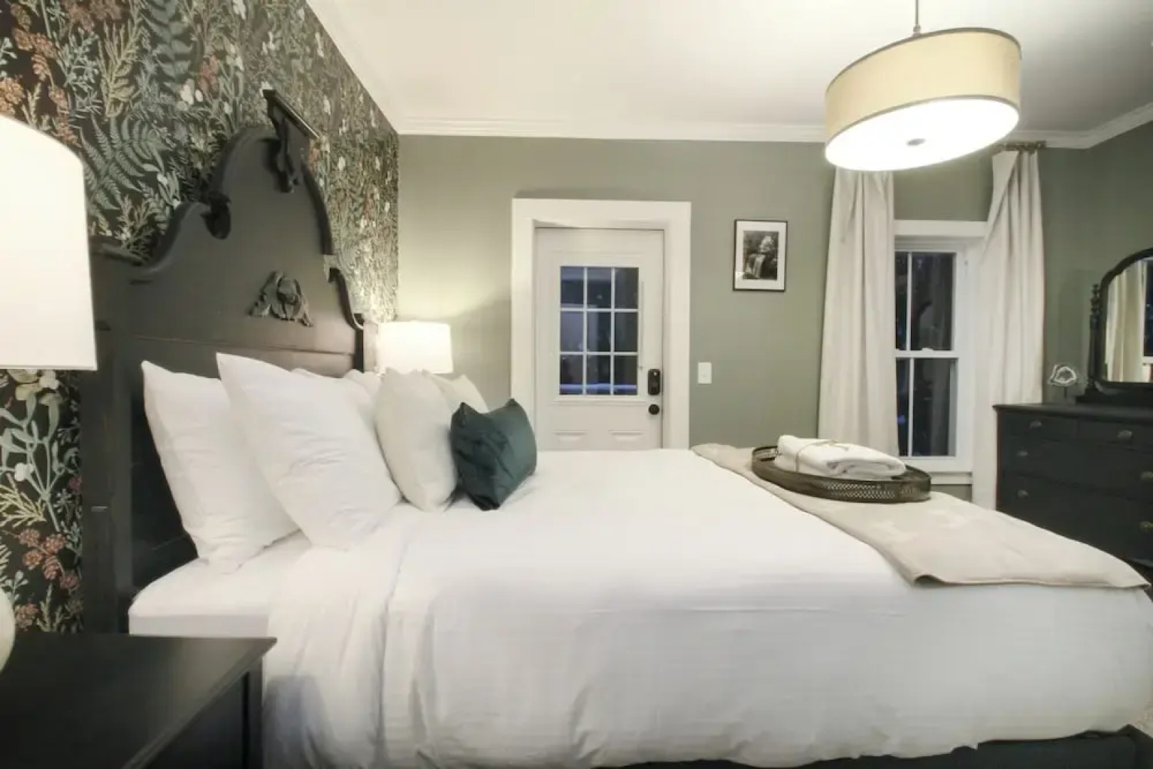 The Aurora Inn & Cottages