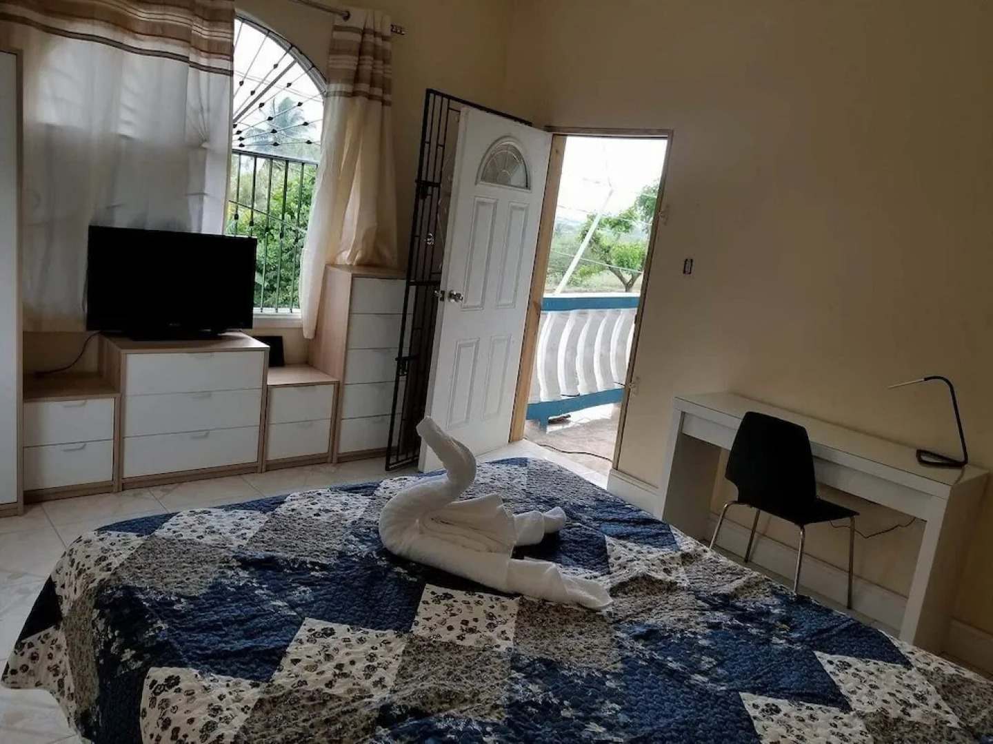 Arms Of Charms Guesthouse