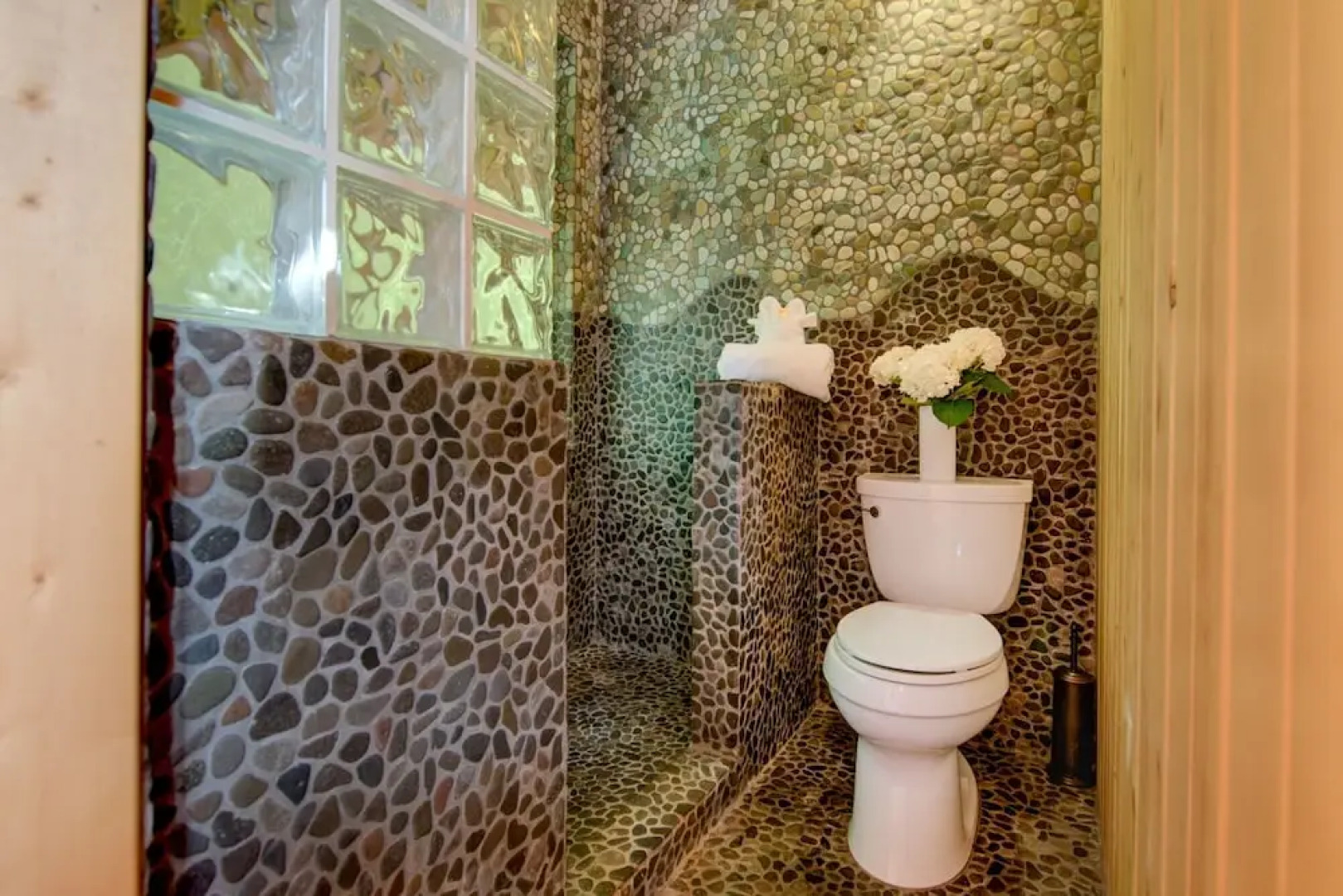 Birdsong 1 Bedroom Home by Redawning