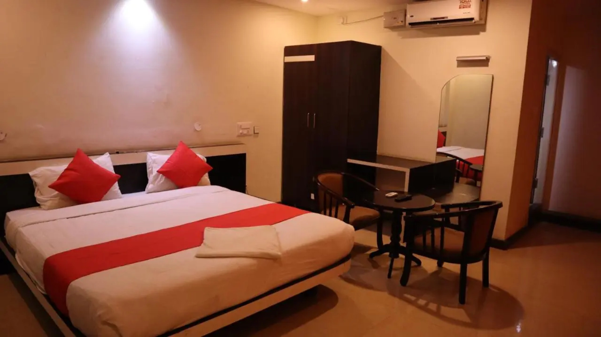 Smile Stay Bee Hive Grand