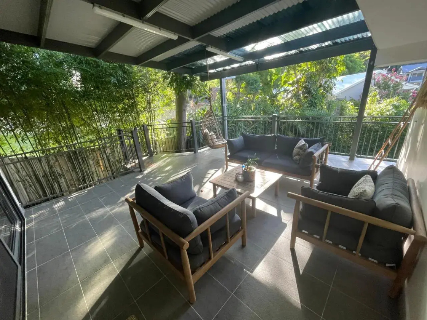 Quiet private getaway, private gym walk 2 beach