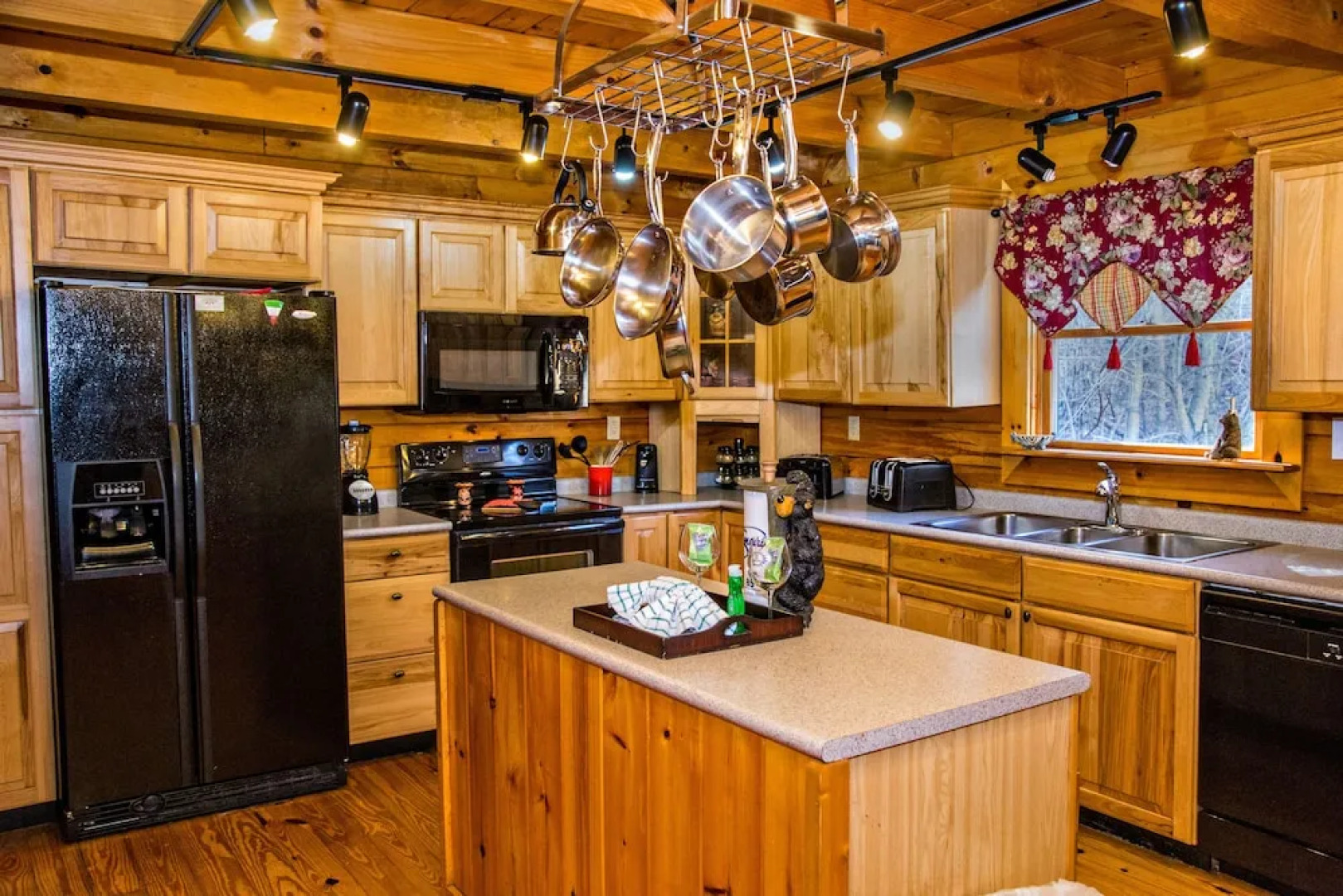 Wolfsong Lodge 5 Bedrooms 4.5 Bathrooms Cabin