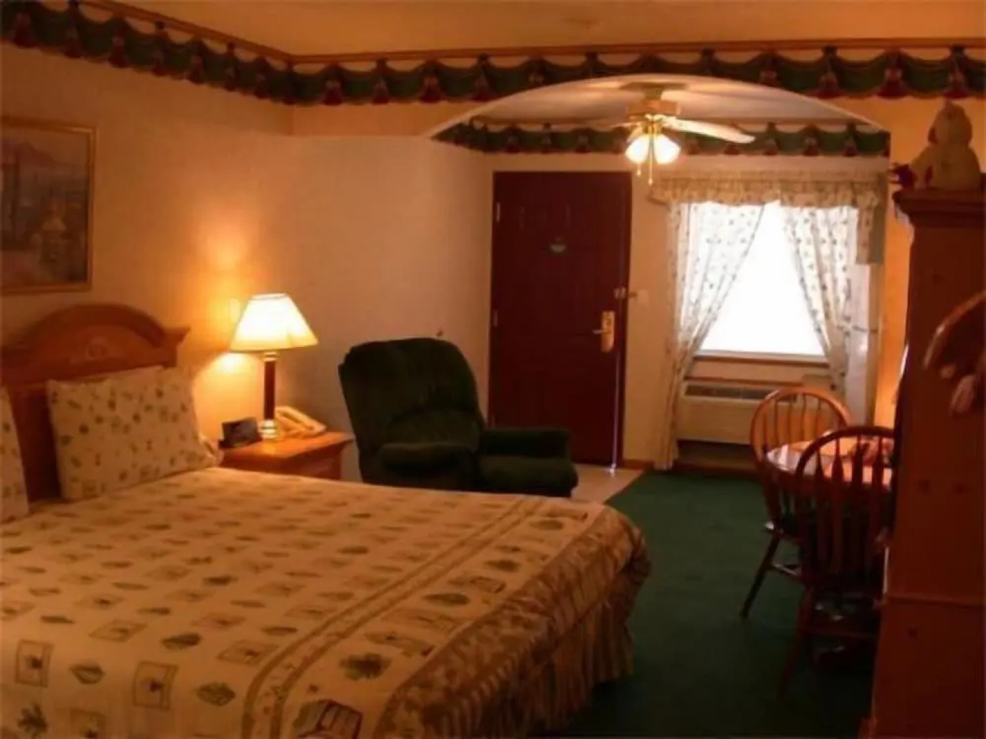 Townhouse Inn & Suites