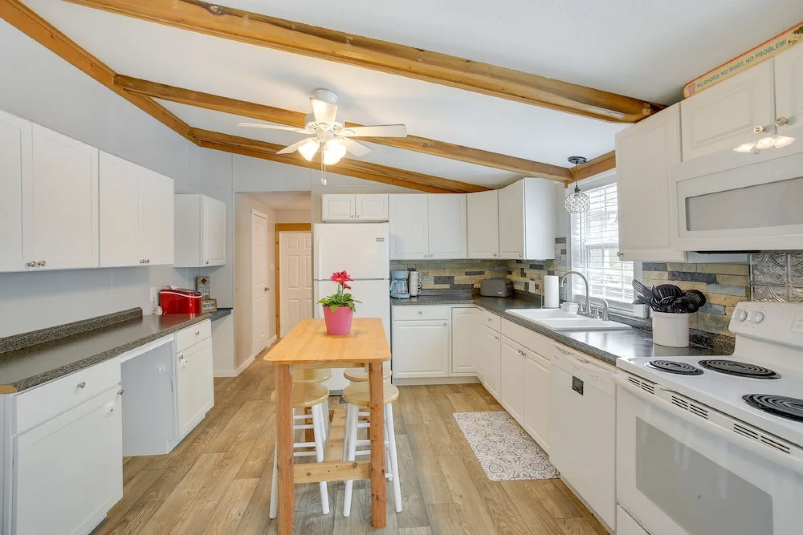 Bright Byrdstown Home w/ Views of Dale Hollow Lake