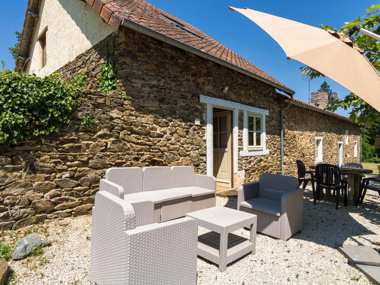 Quaint Cottage in Aquitaine with Furnished Garden