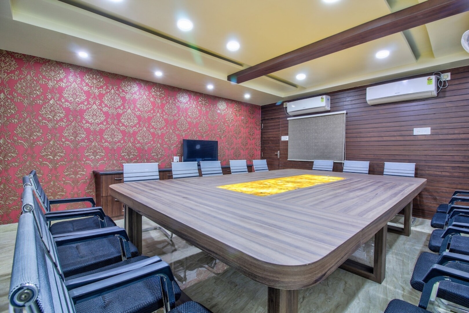 OYO 24872 Hotel Golden Fiesta