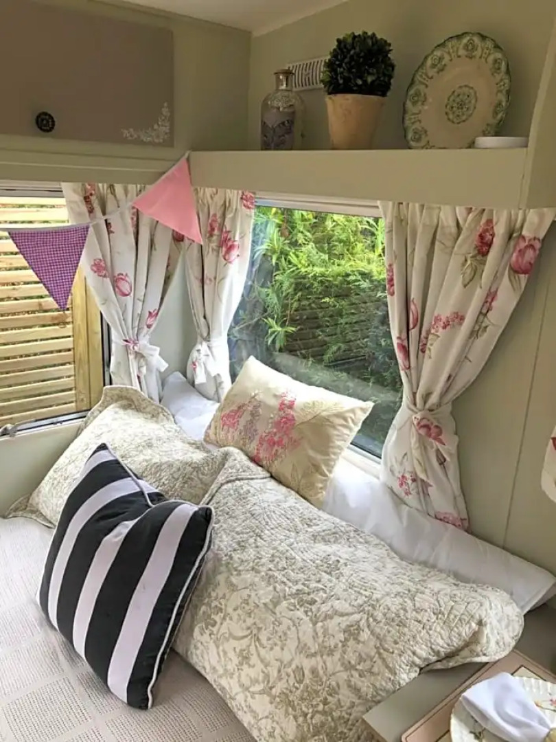 Down The Garden Path Vintage Caravan B&B