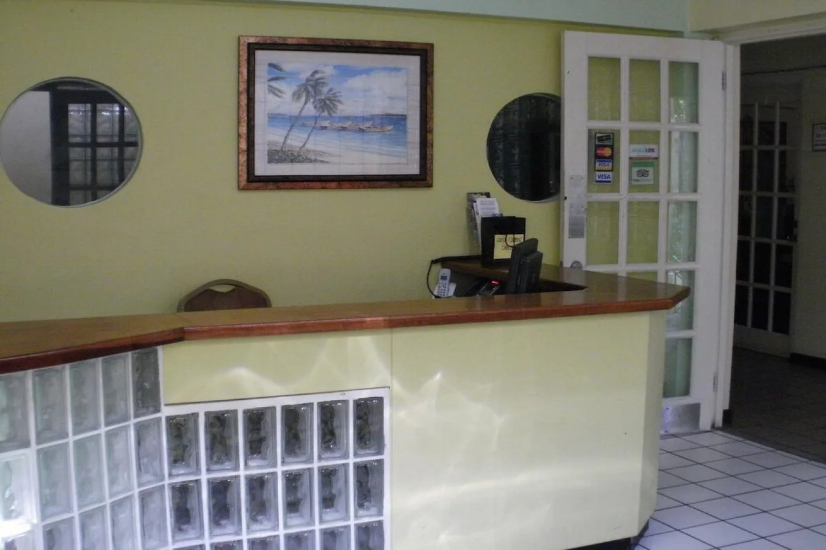 Pineapple Court Hotel