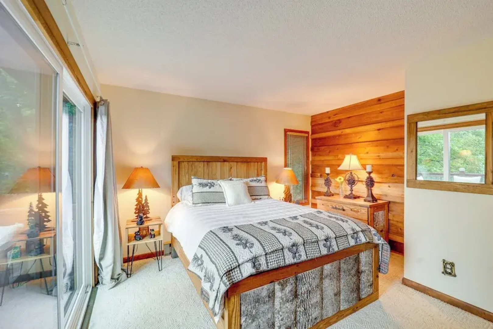 1 Mi to Otter Falls: Mtn-view Gem w/ Deck