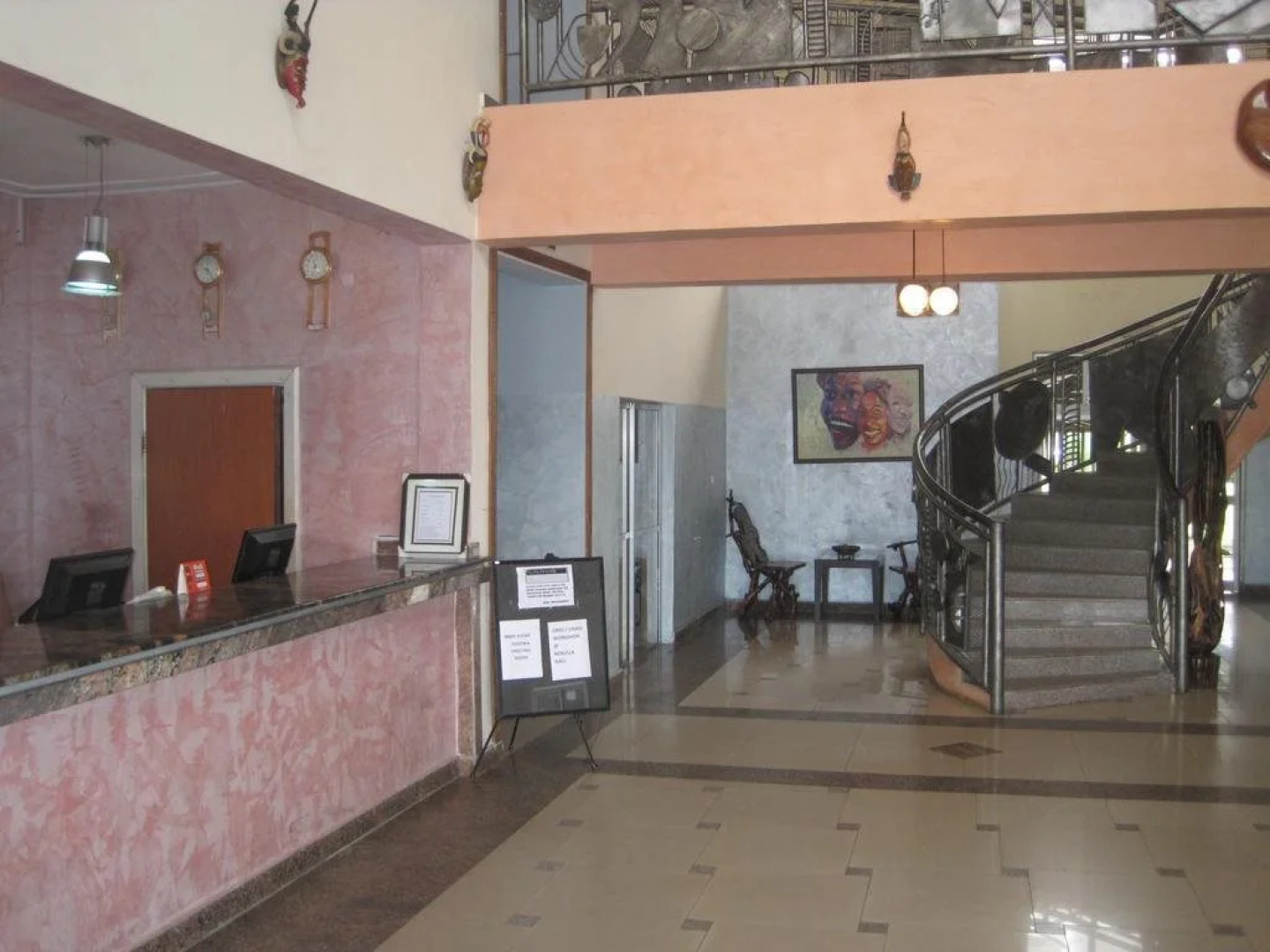 Axari Hotel & Suites