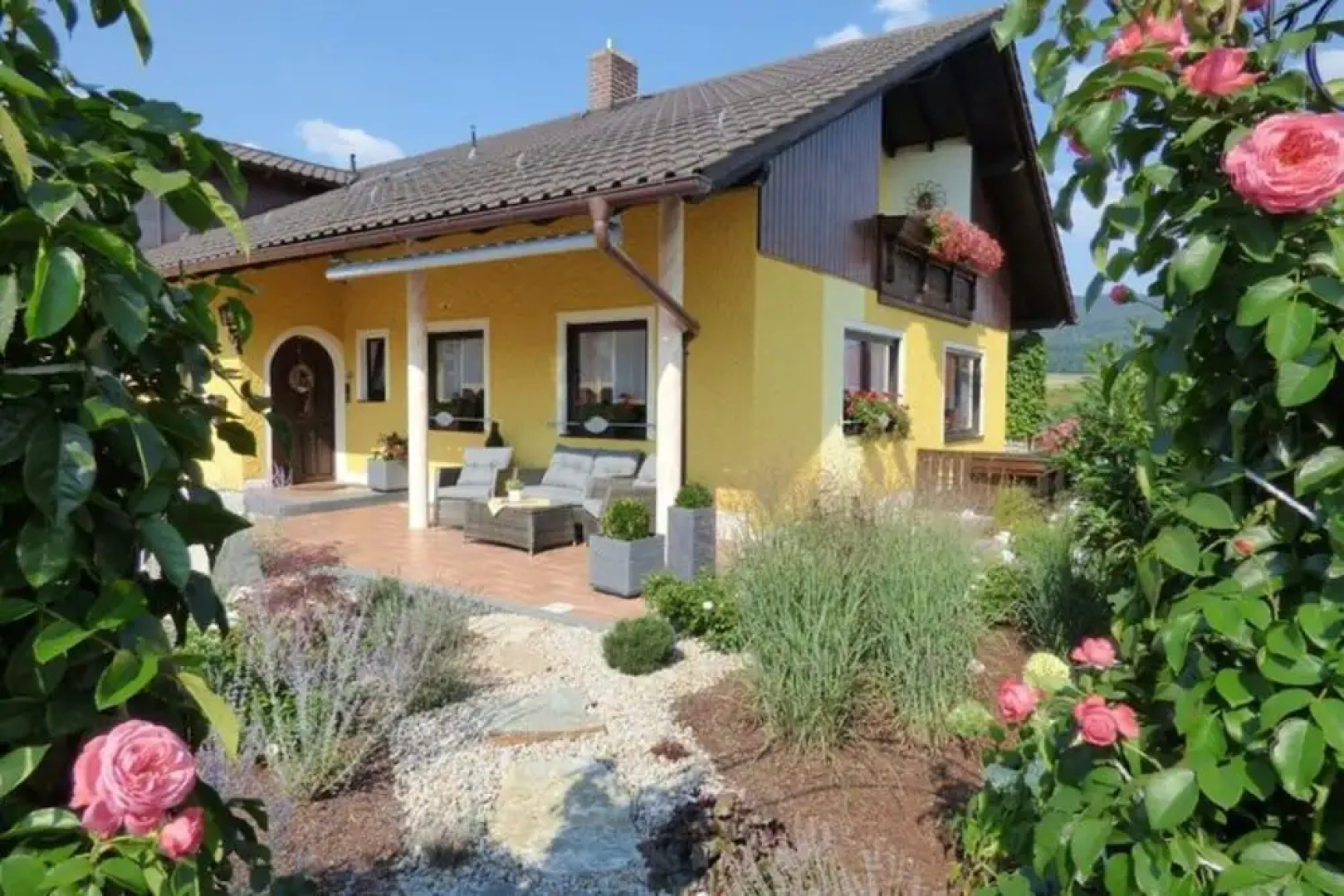 Scenic Apartment With Balcony, Garden, Deckchairs, Barbecue