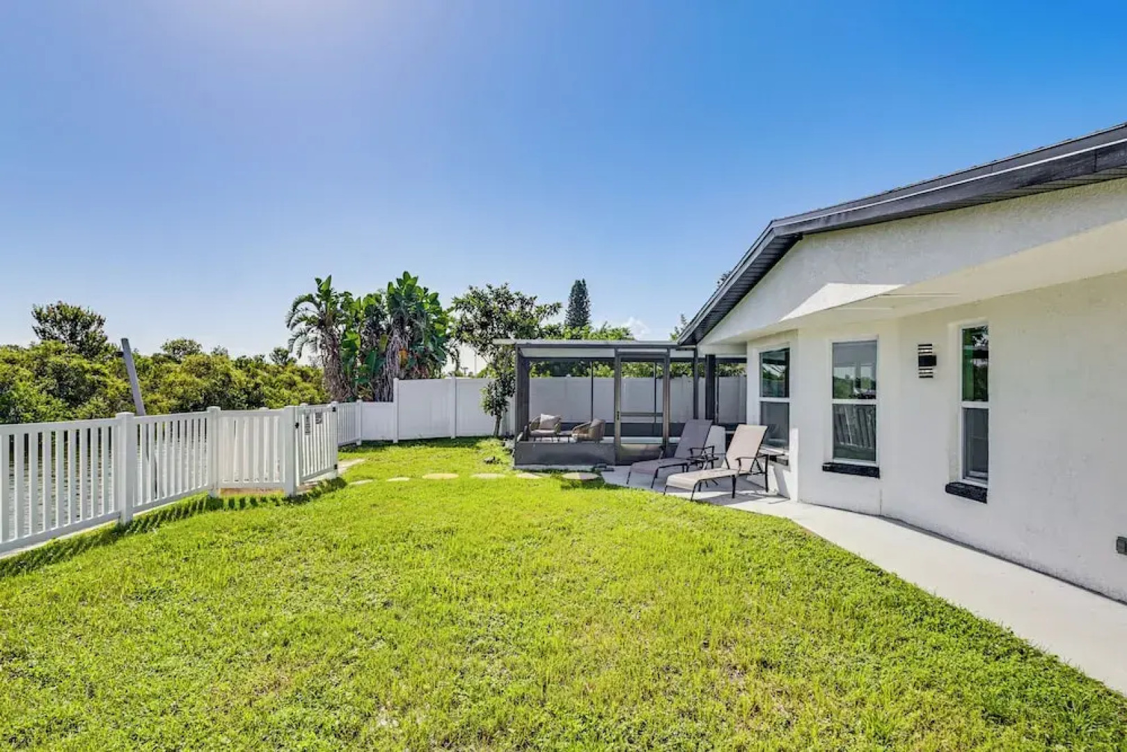 Canal-front Holiday Home Near Beach: Swim & Paddle