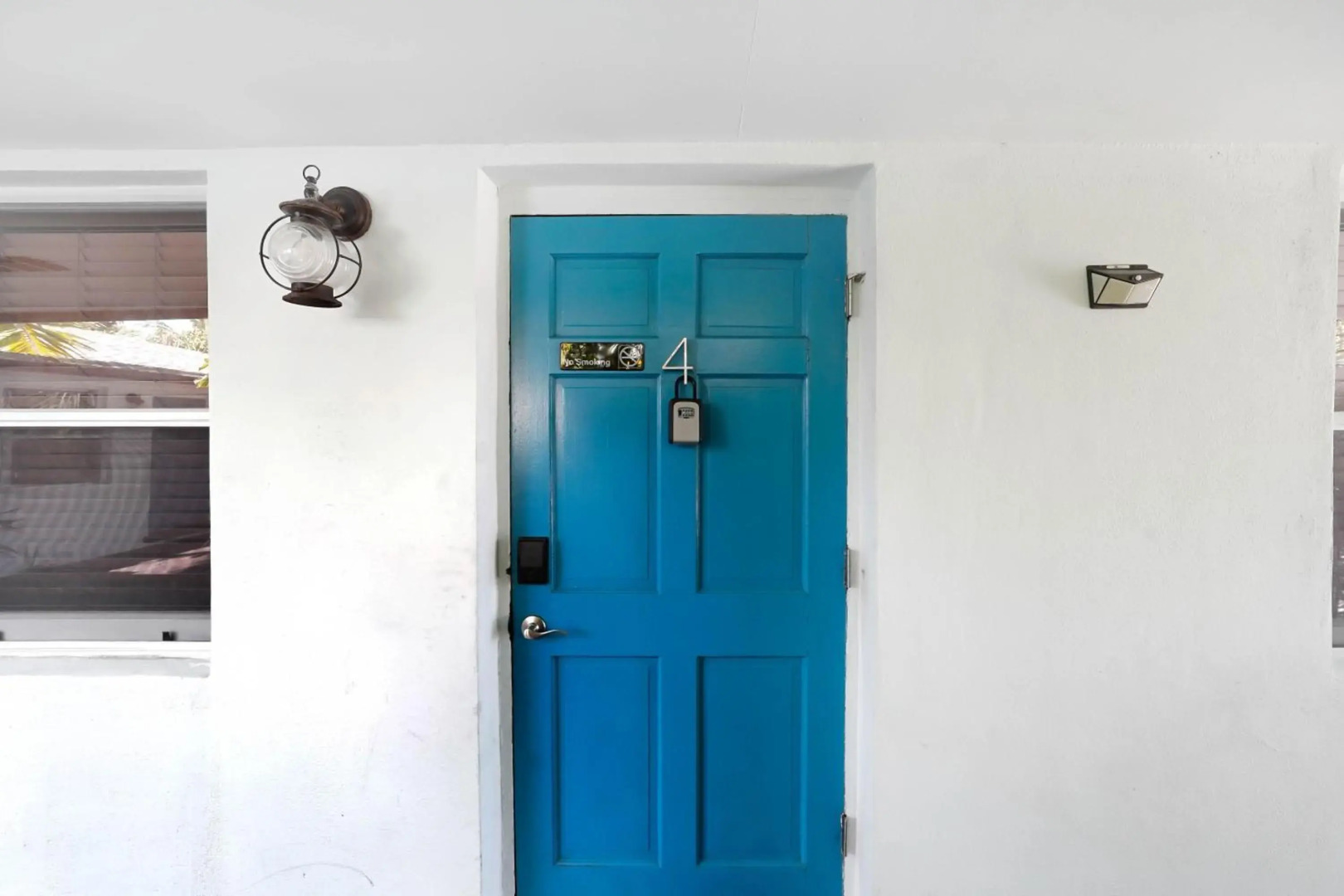 Apartment 1 block from beach and shops