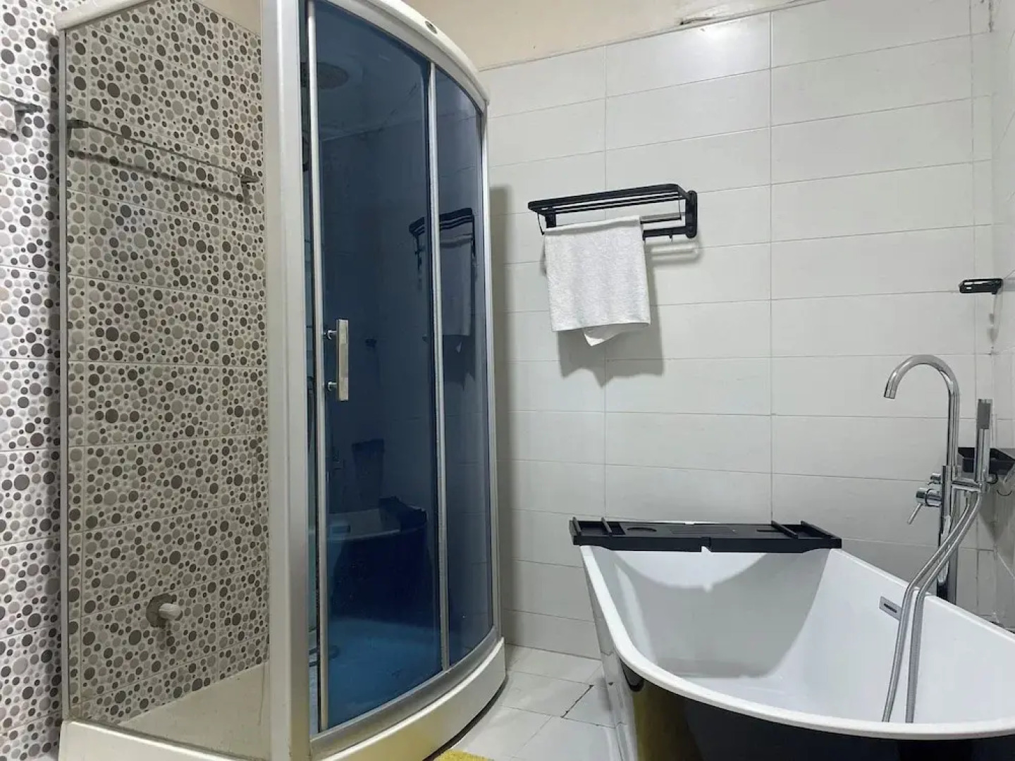 Luxury 4 BR Apt w Parking, Hot Tub, Magodo Estate