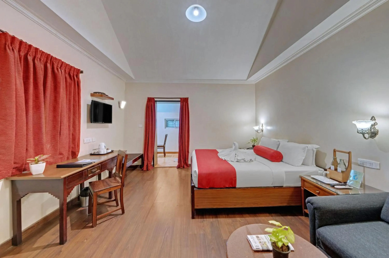 OYO Premium Golf Club Road