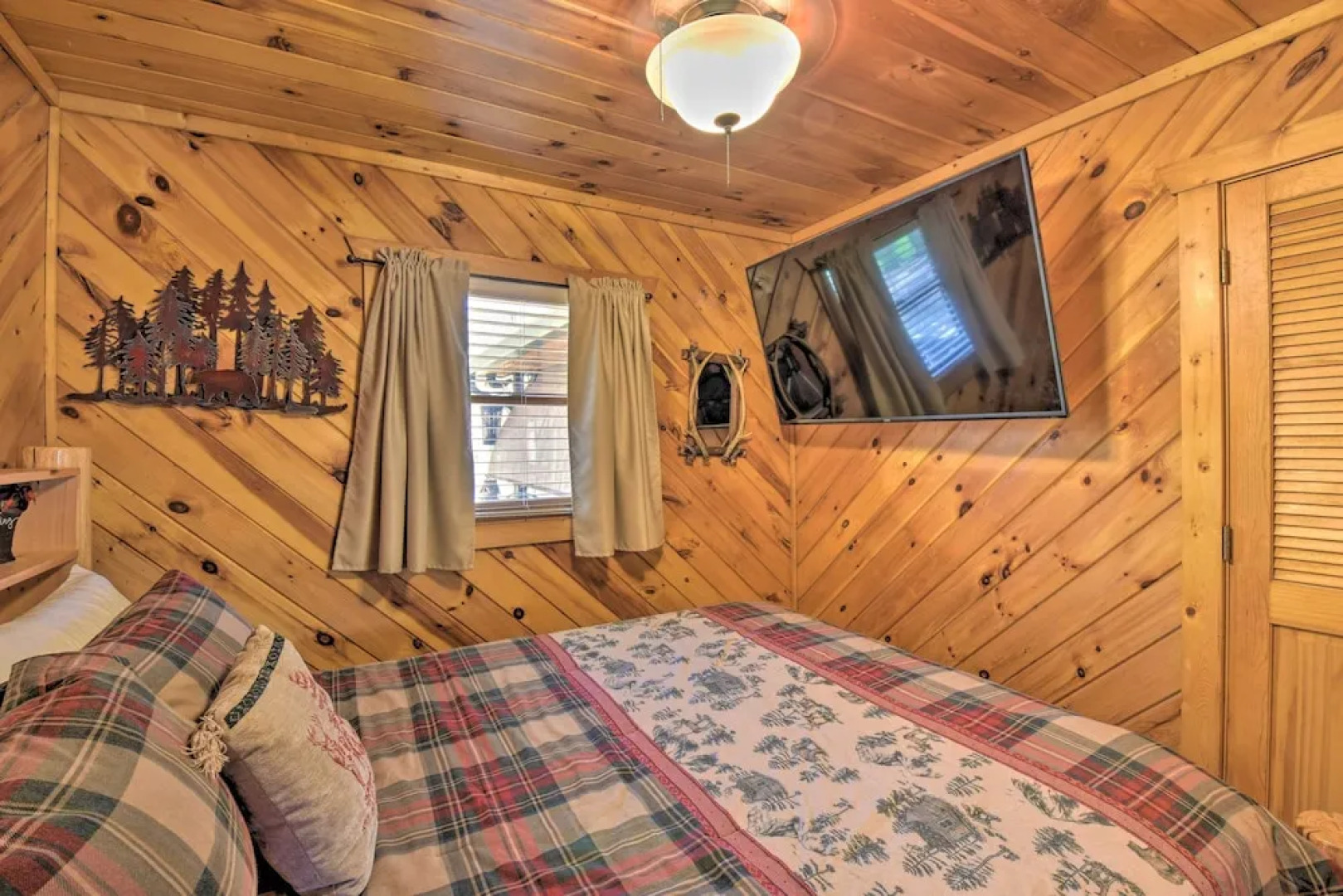 Helen Cabin w/ Deck & Hot Tub < 1/2 Mi to Main St