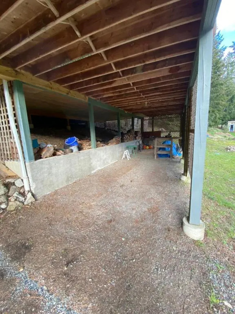 Cozy 2 bedroom cabin next to trails and beaches.