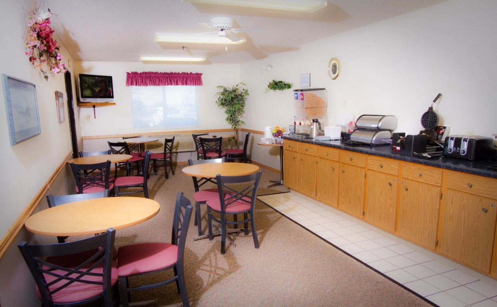 Alliance Hotel & Suites, a Howard Johnson by Wyndham