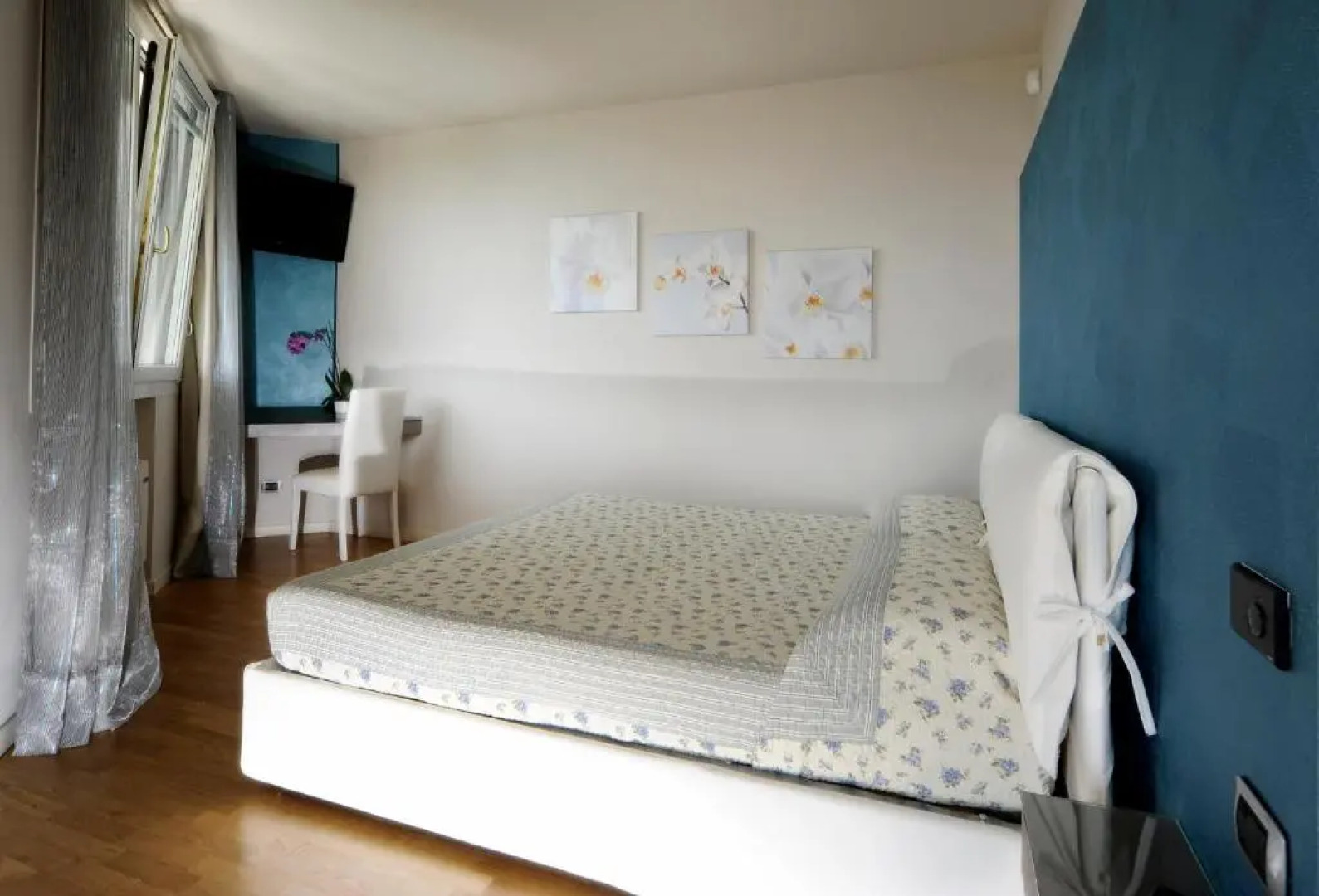 Villa Luna Stunning Modern Villa Shared Infinity Pool, Big garden, Fantastic lake view,AC,