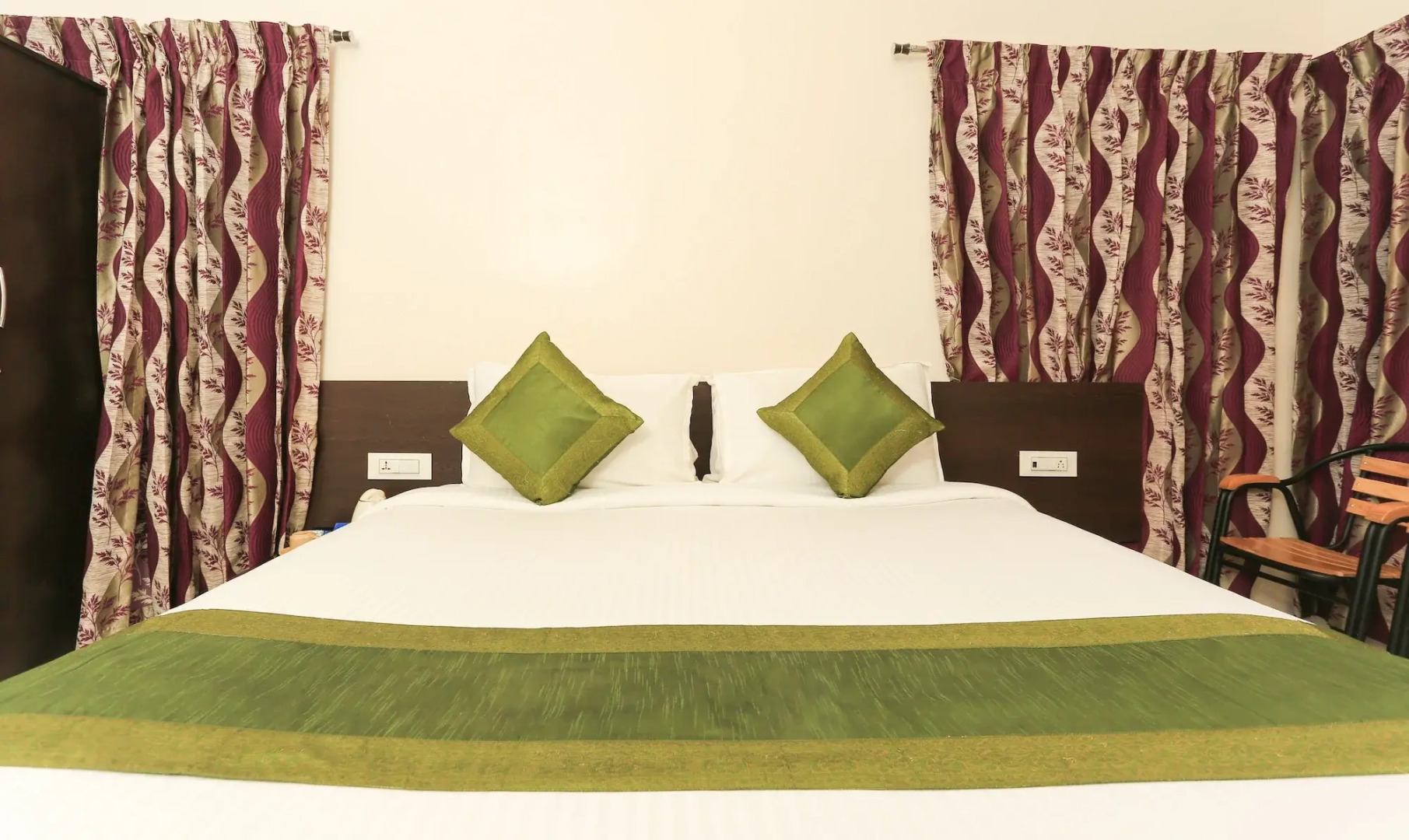 Treebo Light House, 900 Mtrs From Botanical Garden