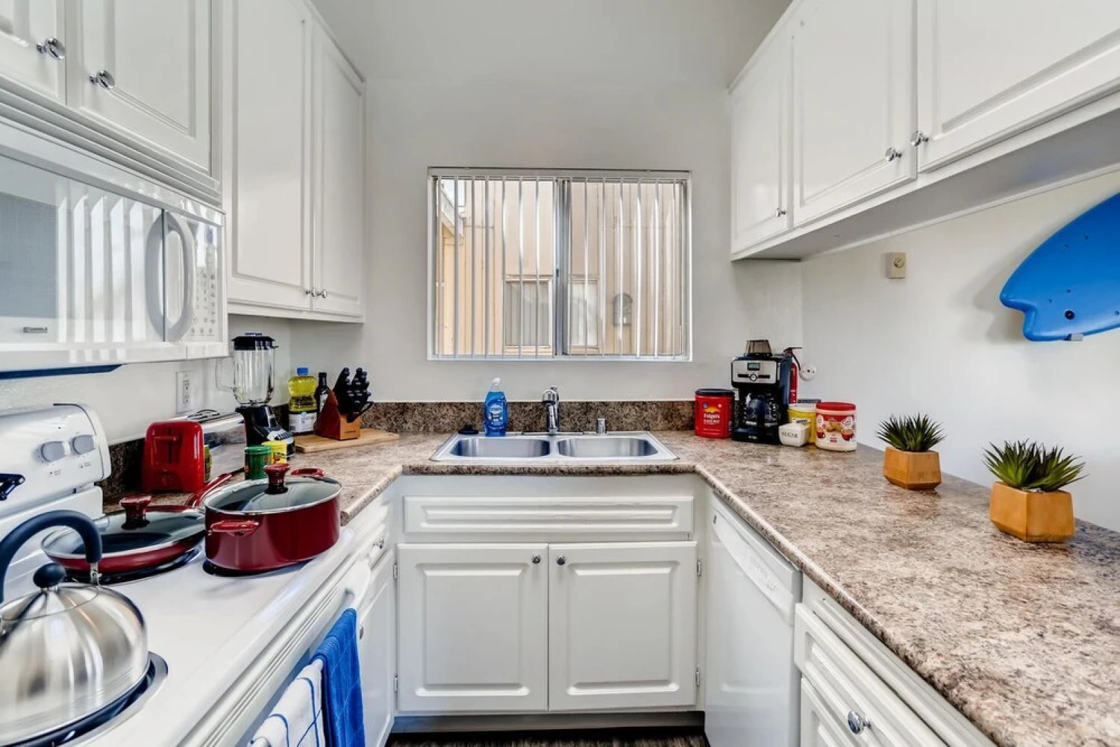 Escape At The Beach - Near Ritz Carlton - Private Entrance - 2BR - Fast WIFI - Free Parking! (MB2)