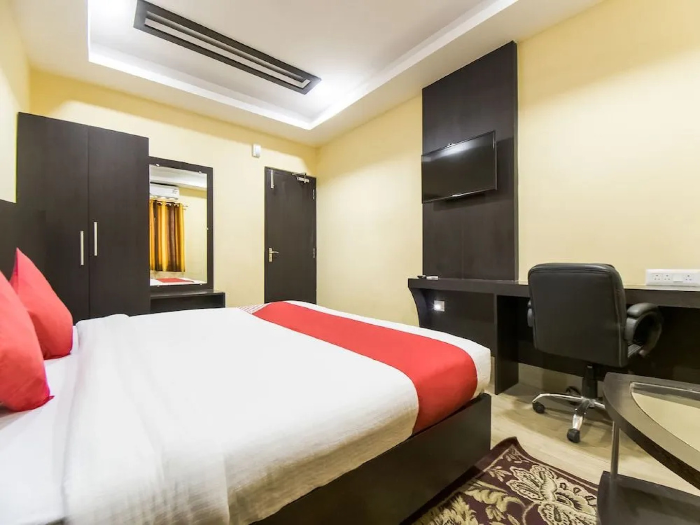 OYO 33503 Hotel Holiday international