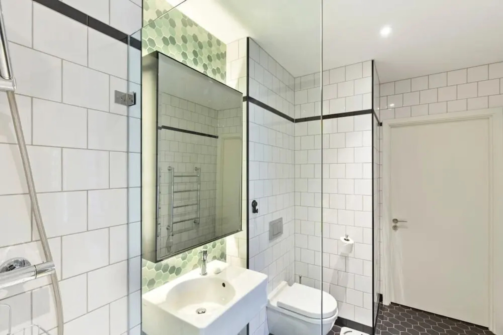 Stunning Studio With Decorated Interior in Poplar