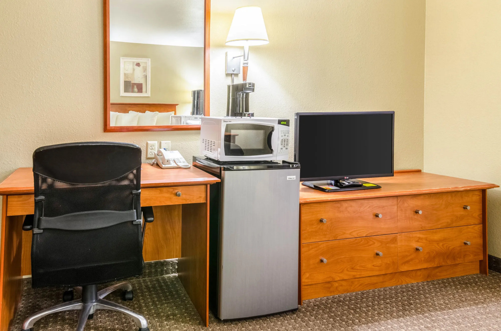 Econolodge Inn & Suites